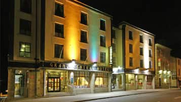 Overnatningsstedets facade – aften/nat