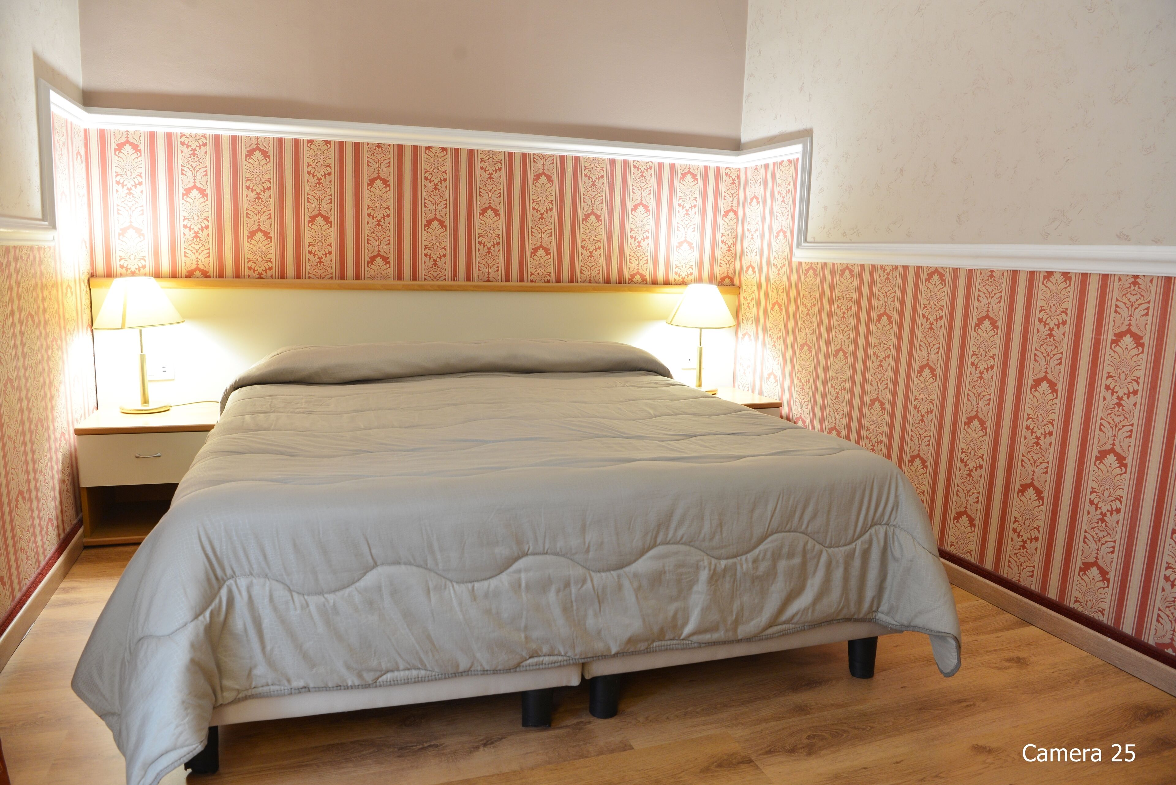 Standard-huone | Untuvapeitot, minibaari, tallelokero huoneessa, työpöytä