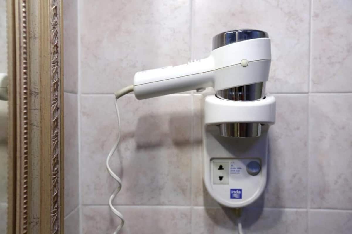 Shower, hair dryer, slippers, bidet