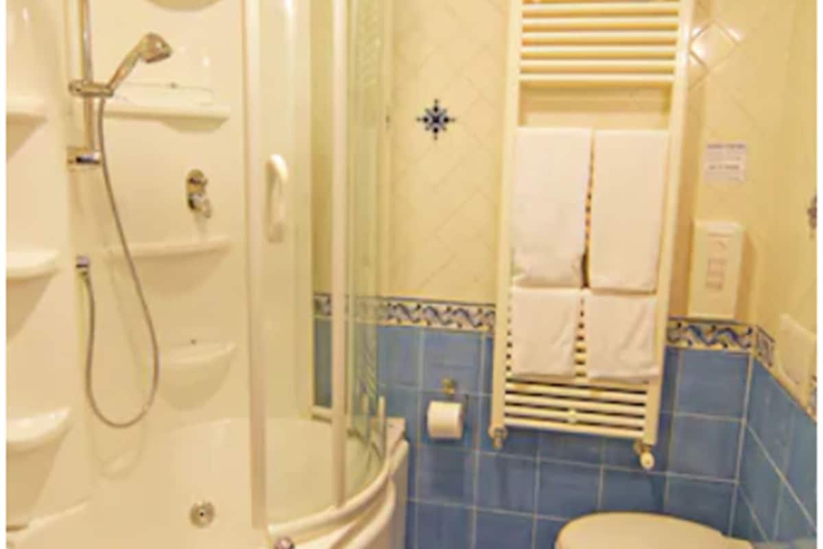 superior double or twin room, jetted tub | bathroom | free toiletries, hair dryer, bidet, towels