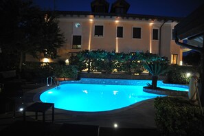 Piscine extérieure (ouverte en saison), chaises longues