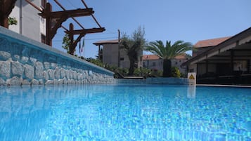 Piscine extérieure (ouverte en saison), chaises longues