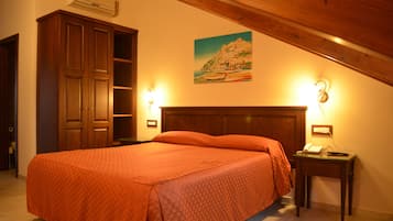 Caixa forta a l'habitació, mobiliari individual i escriptori