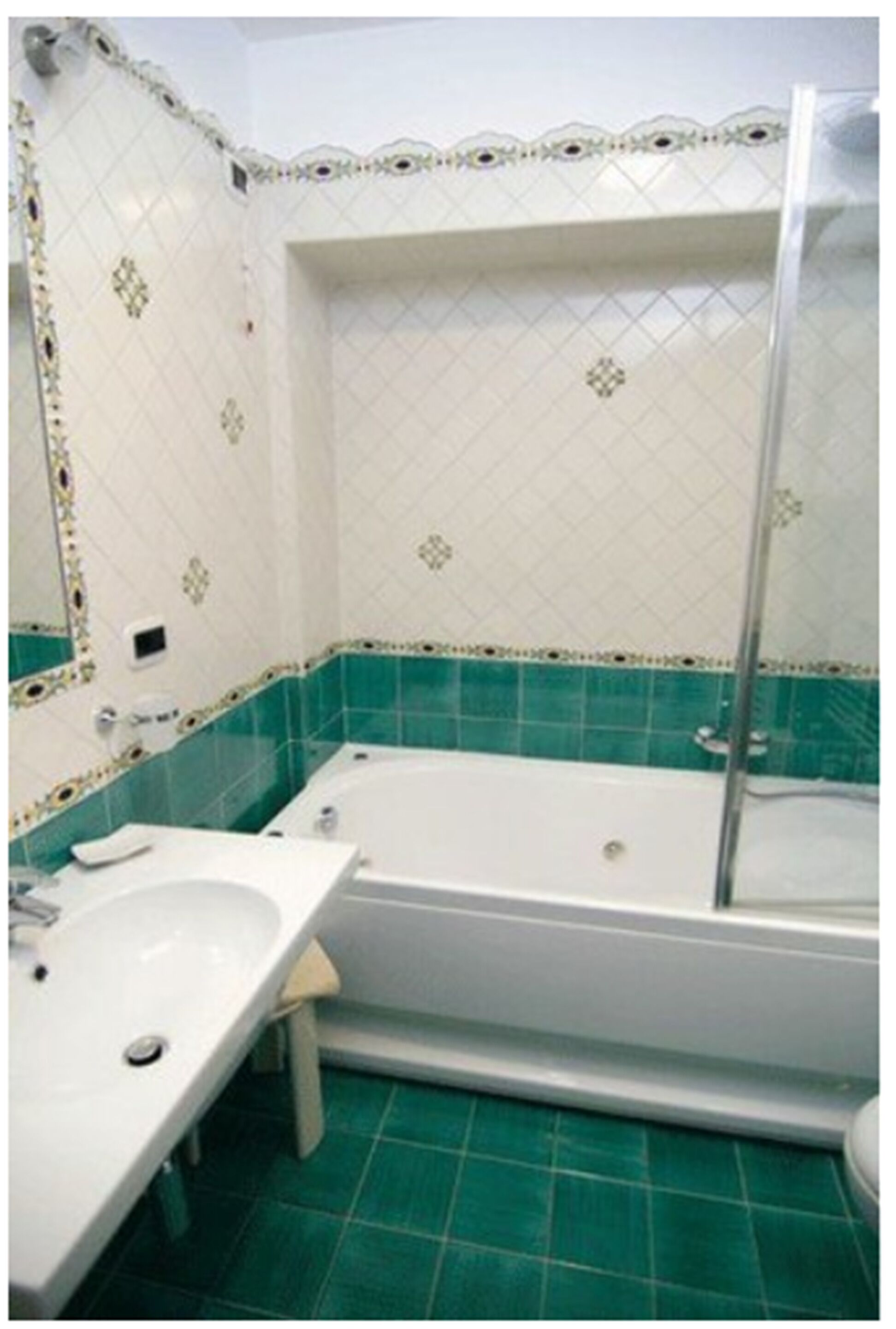 superior double or twin room, jetted tub | bathroom | free toiletries, hair dryer, bidet, towels
