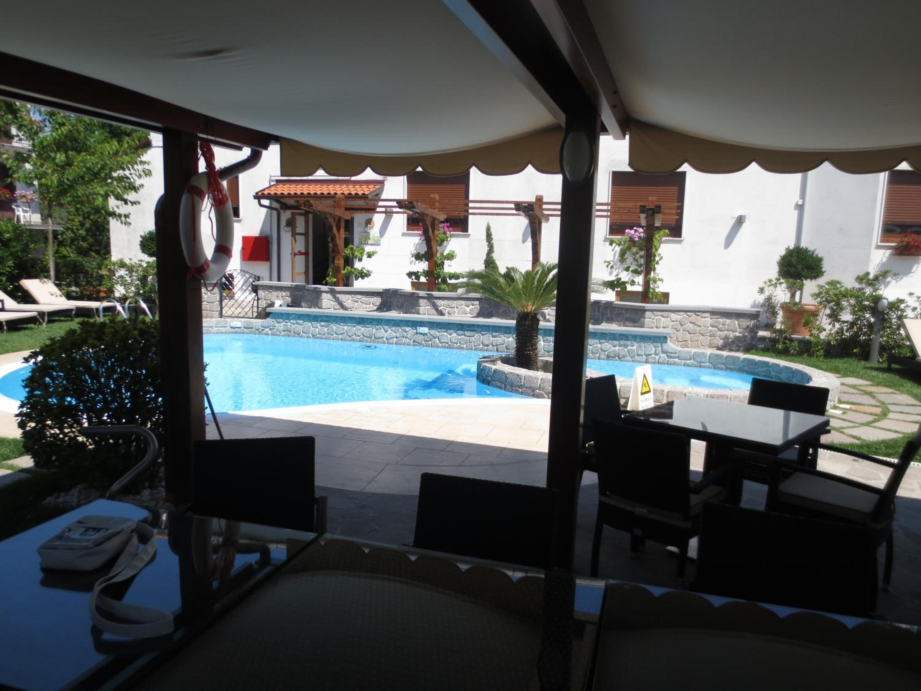 seasonal outdoor pool, pool loungers