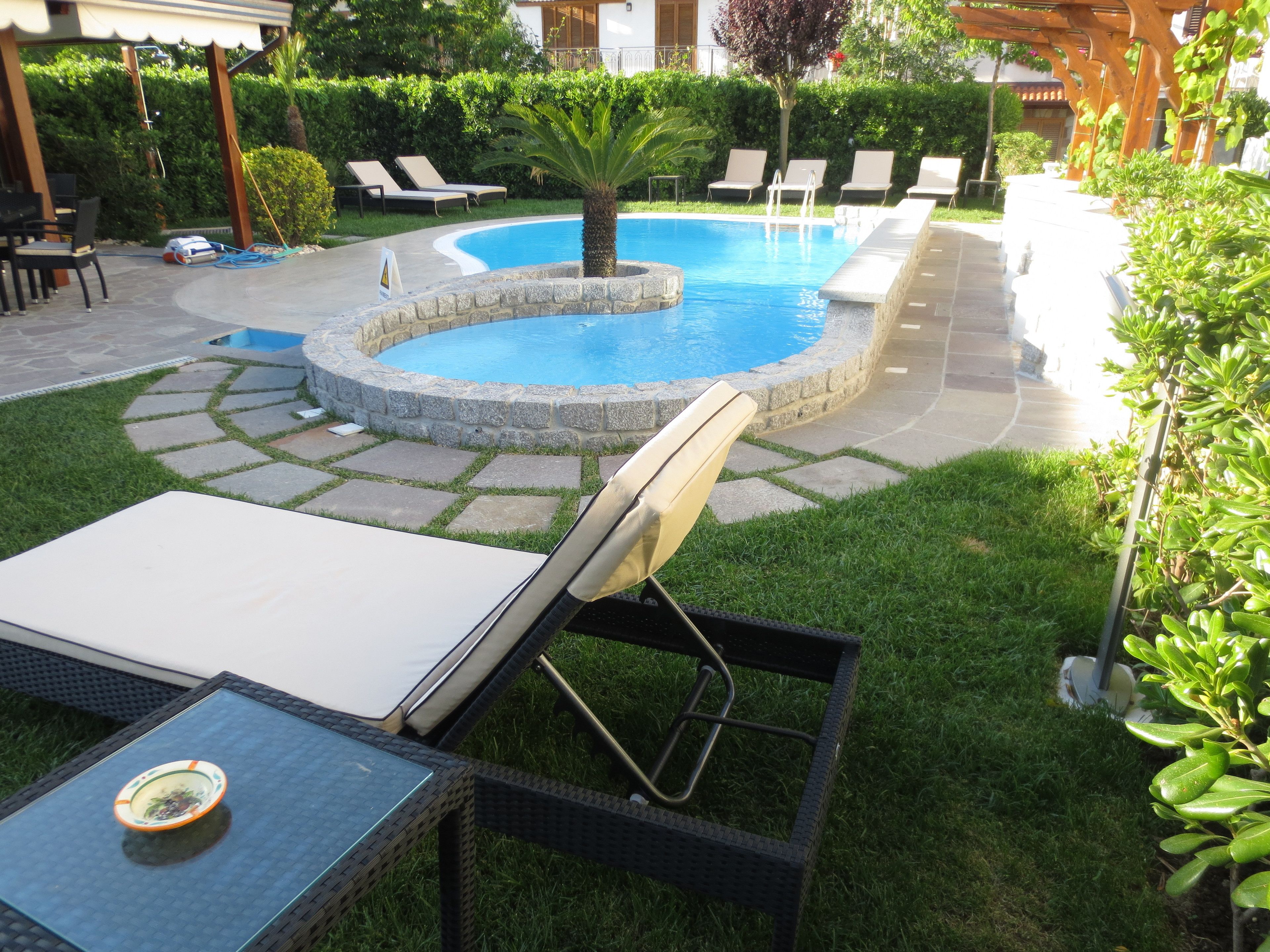 حمّام سباحة خارجي موسمي، مقاعد للتشمس