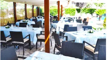 Lunsj og middag serveres, italienske retter, uteservering