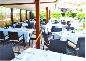 Lunch, dinner served; Italian cuisine, alfresco dining 