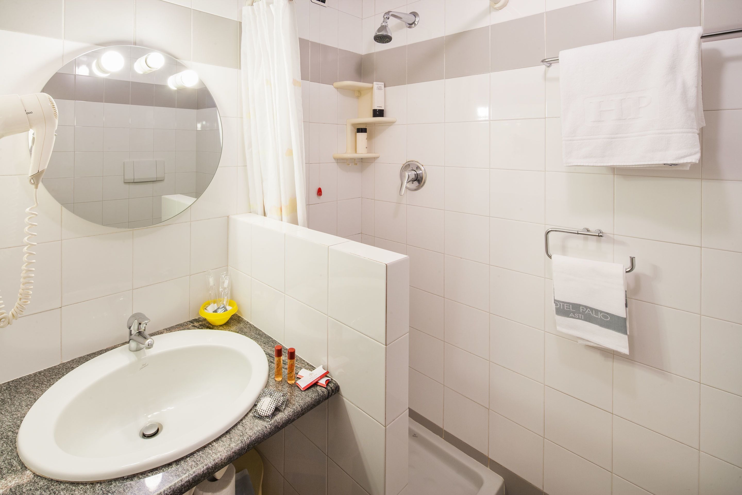 camera compact | bathroom | hair dryer, towels