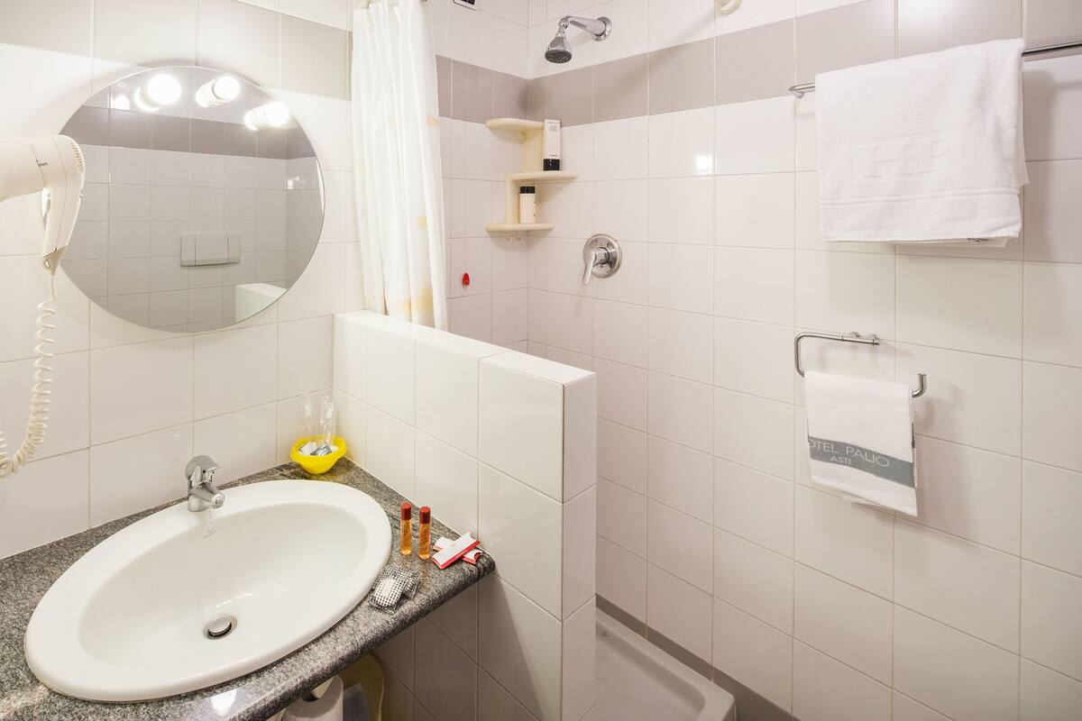 camera compact | bathroom | hair dryer, towels
