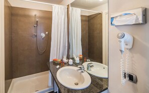 Camera Superior | Baño | Secador de pelo, zapatillas, bidé y toallas