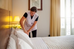 羽绒被、迷你吧、办公桌、笔记本电脑工作区