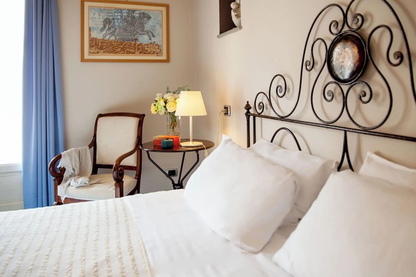 Camera Superior | Chăn bông, minibar, bàn, khu vực làm việc phù hợp cho laptop