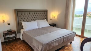 Deluxe dubbelrum eller tvåbäddsrum | Minibar, skrivbord, arbetsyta för laptop och gratis wi-fi