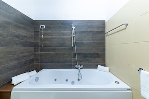 Superior Double Room | Bathroom | Free toiletries, hair dryer, bidet, towels - Hotel Sakura, Sure Hotel Collection by Best Western (Torre del Greco)