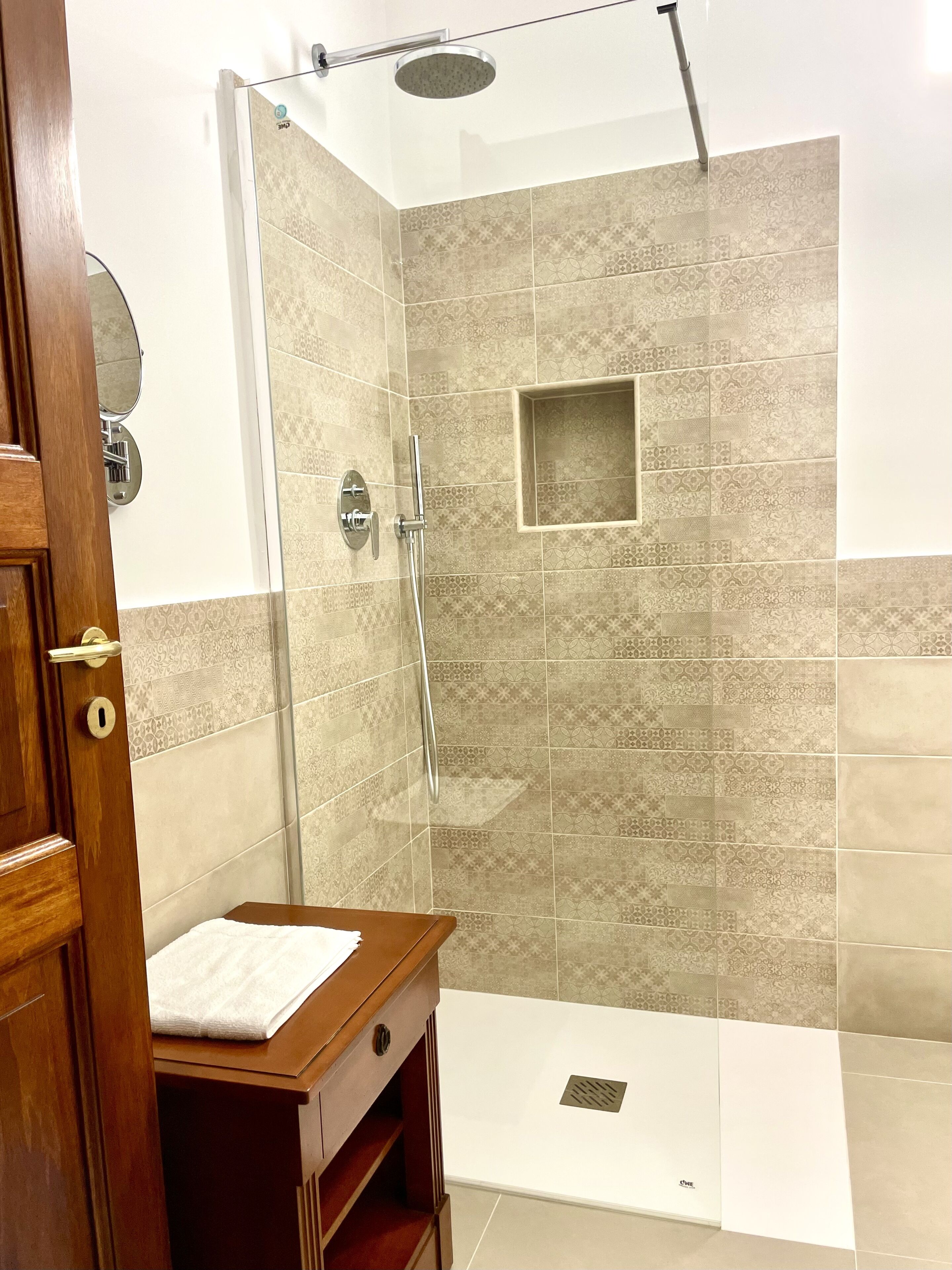 standard double or twin room | bathroom | shower, free toiletries, hair dryer, towels