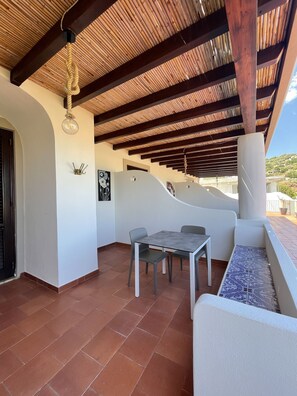 Een minibar, een kluis op de kamer, een bureau, geluiddichte muren