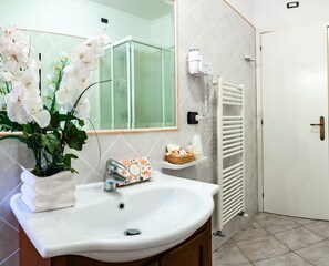 Chambre double ou avec lits jumeaux | Salle de bain | Douche, articles de toilette (gratuits), séchoir à cheveux, bidet