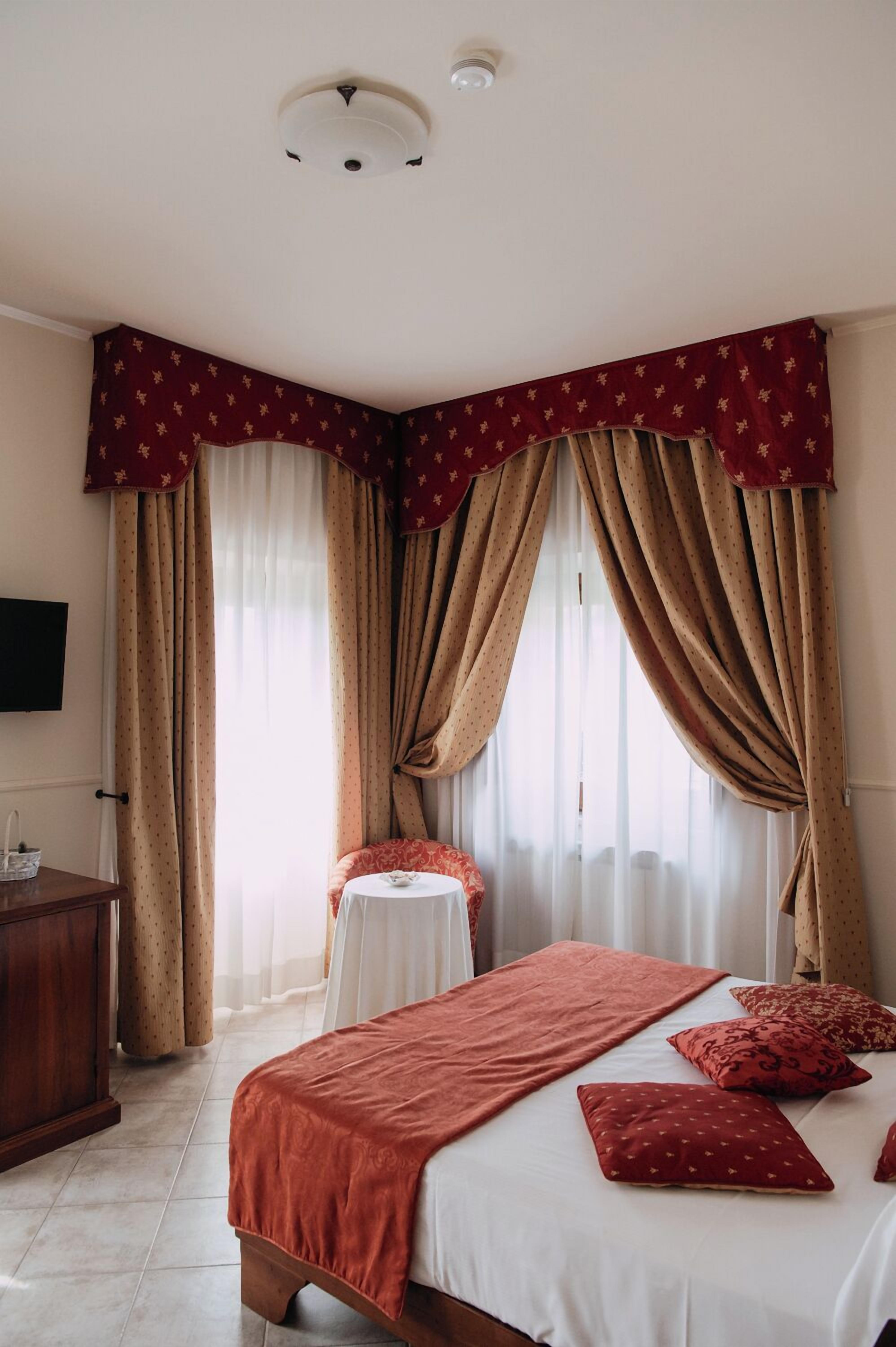 Ropa de cama de alta calidad, colchones con pillow-top y minibar 