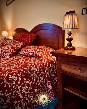 Habitación con 1 cama doble o 2 individuales | Ropa de cama de alta calidad, colchones con acolchado adicional, minibar