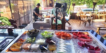 Melayani sarapan, makan siang, dan makan malam