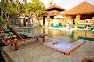 Kolam renang outdoor, dengan kursi berjemur