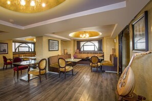 Se sirven desayunos, almuerzos y cenas; cocina internacional