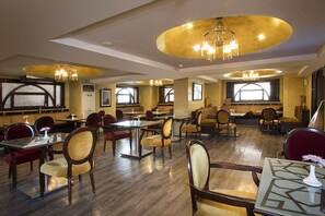 Breakfast, lunch, dinner served; international cuisine  - Al Nabila Hotel (Cairo)