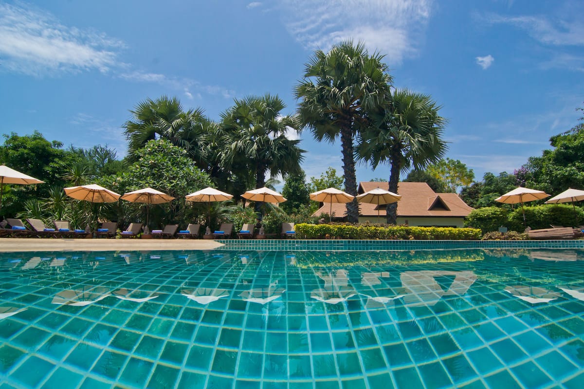 outdoor pool, open 6:00 am to 7:00 pm, pool umbrellas, pool loungers
