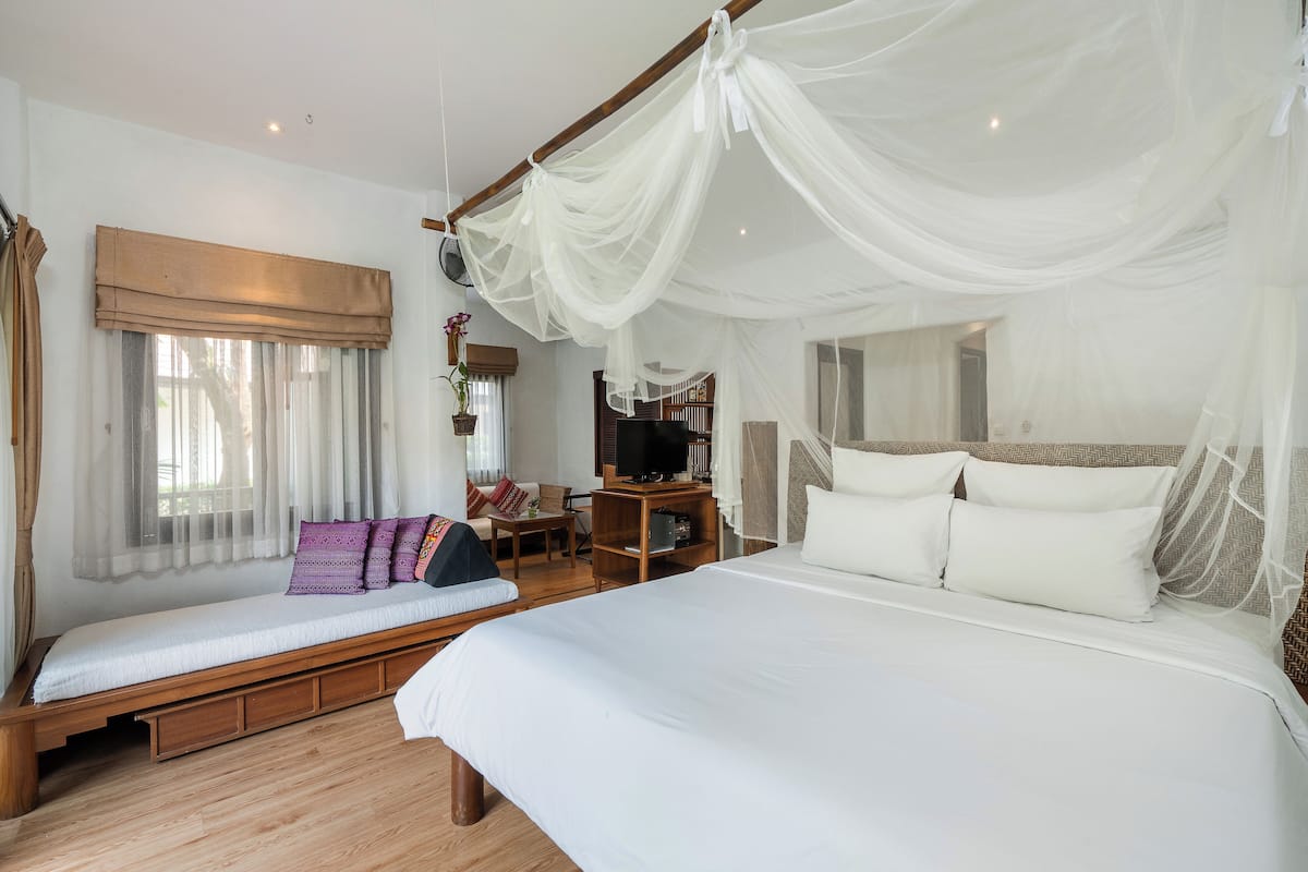 Grand Deluxe Studio | Minibar, in-room safe, desk, laptop workspace