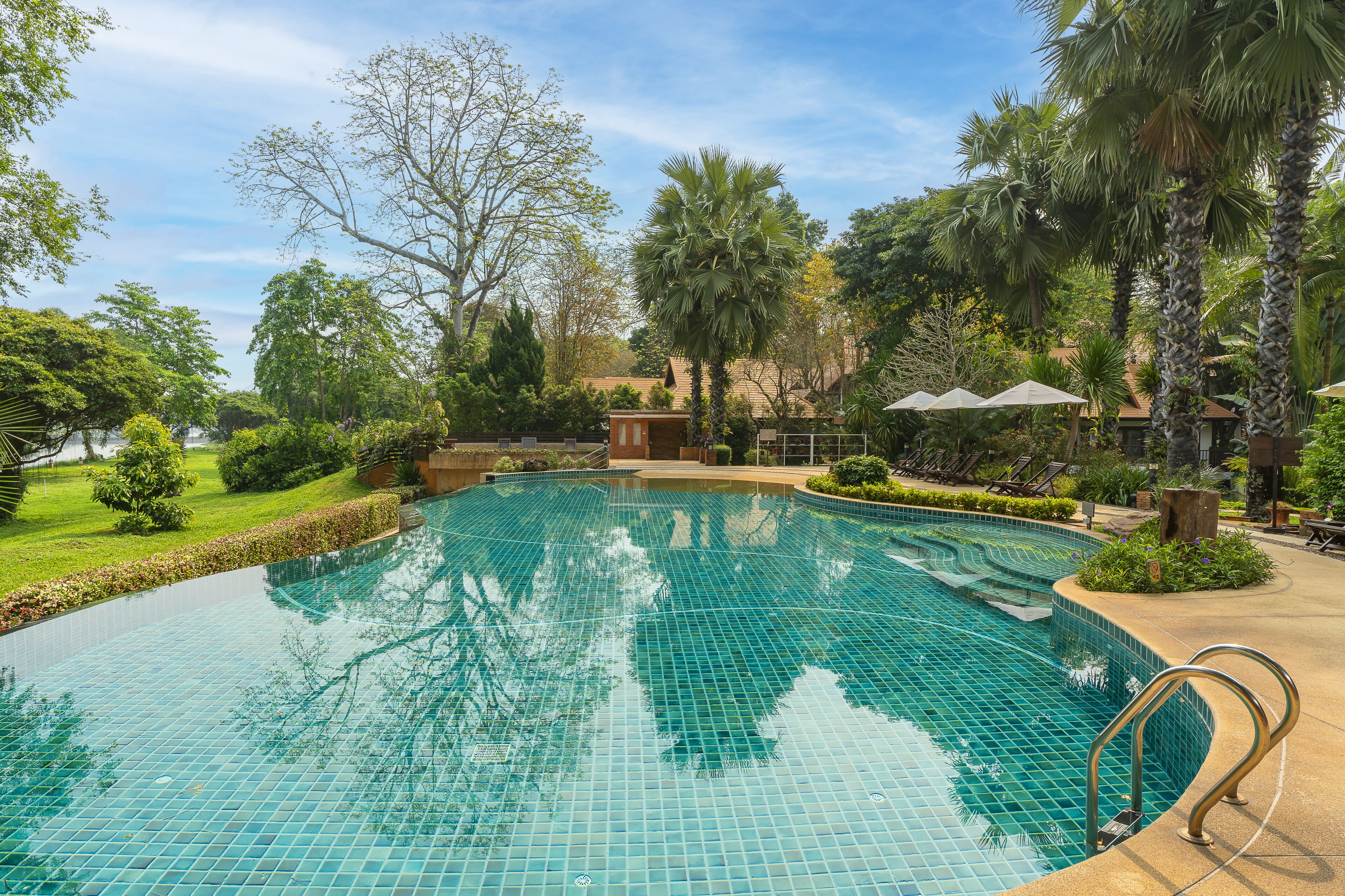 室外游泳池，06:00 至 19:00 开放，池畔遮阳伞，日光浴躺椅