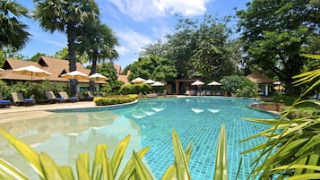 Utendørsbasseng, bassengparasoller og solsenger