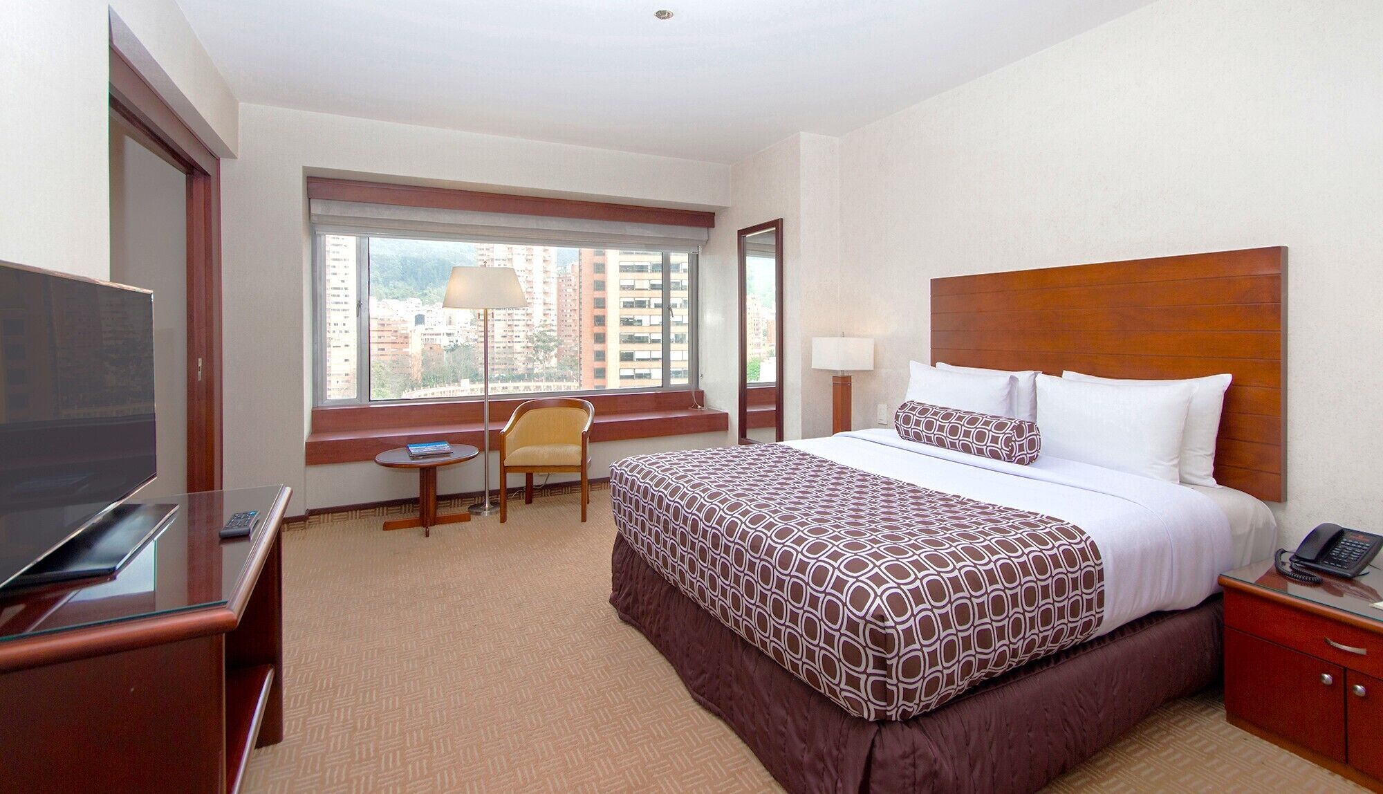 Caja de seguridad en la habitación, muebles diferentes y escritorio 