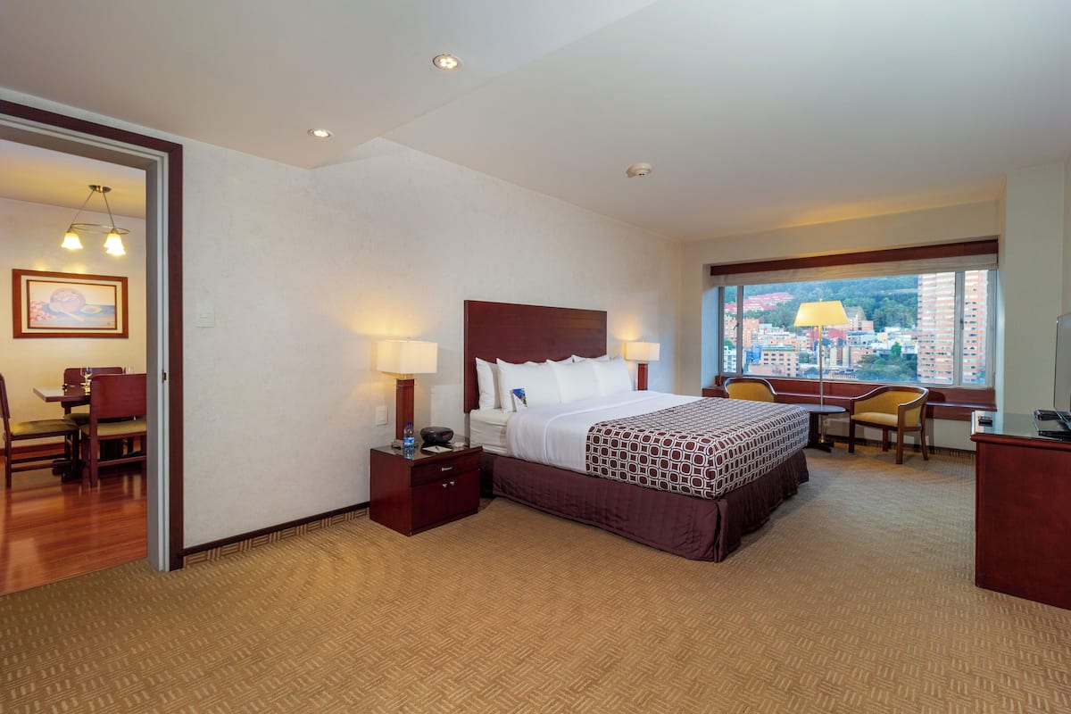 Master Suite, 1 King Bed | 1 slaapkamer, een kluis op de kamer, een bureau, een laptopwerkplek