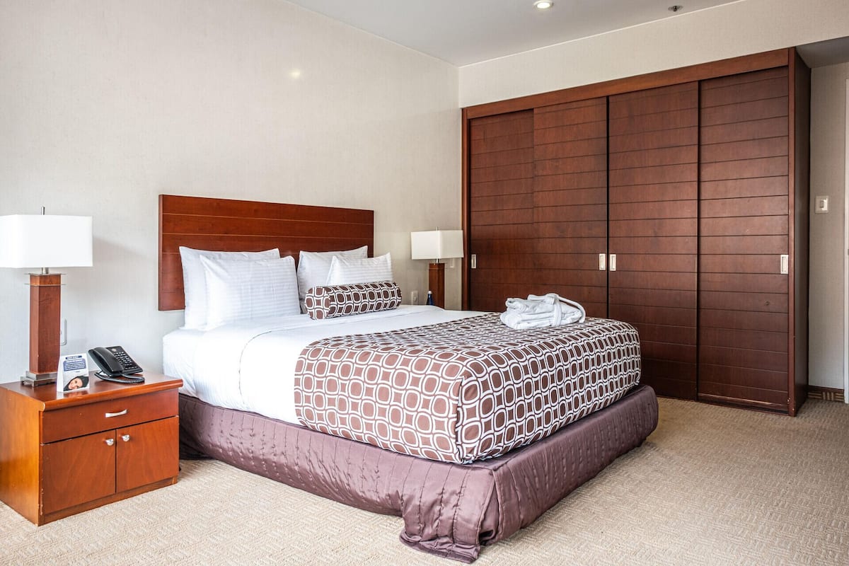 In-room safe, individually furnished, desk, laptop workspace
