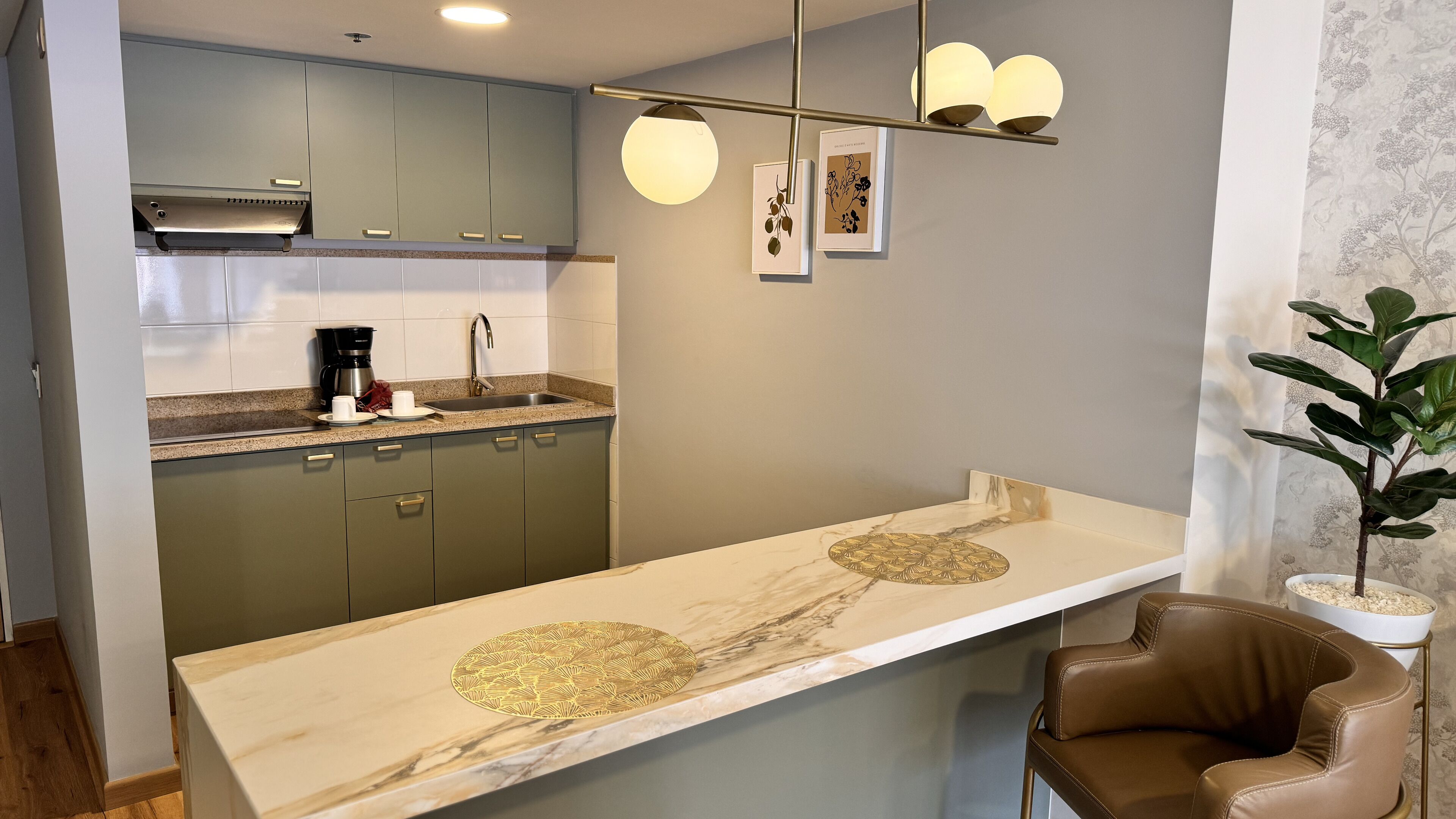 deluxe suite executive | 1 bedroom, in-room safe, desk, laptop workspace