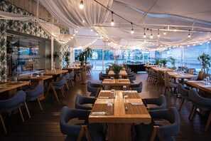 供應早餐、午餐和晚餐，當地料理