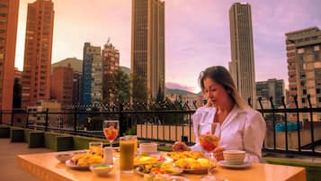 Se sirven desayunos, almuerzos y cenas; cocina local