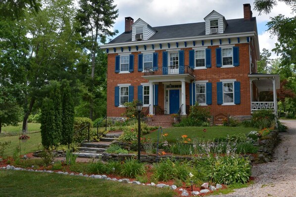 Front of property - Lightner Farmhouse B&B (Gettysburg)