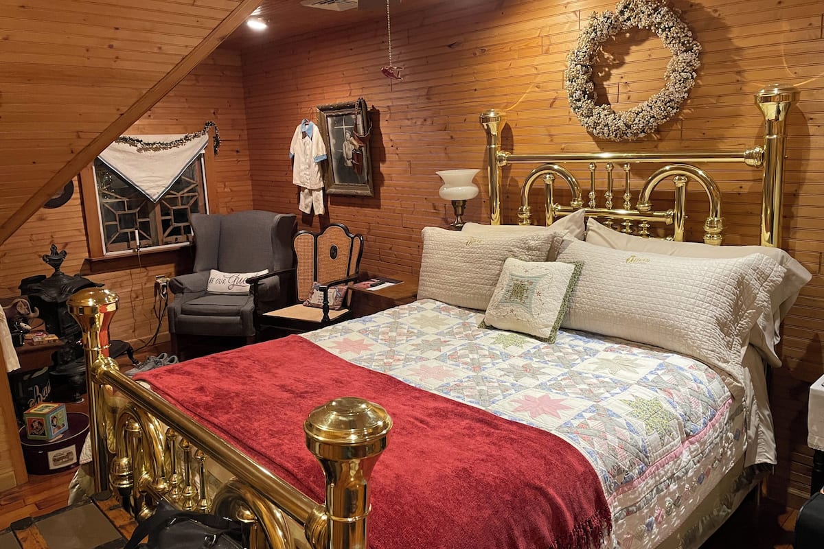 Comfort Room, 1 Queen Bed, Private Bathroom (Nanny's Attic) Not Pet Friendly | 1 bedroom, premium bedding, down comforters, individually decorated