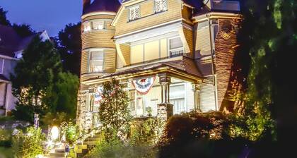 The Queen, A Victorian Bed & Breakfast