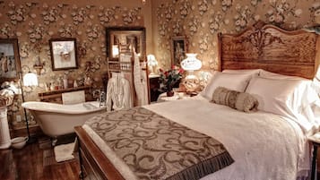 Habitación romántica, 1 cama de matrimonio, baño privado (Anne's Room) | 1 dormitorio, ropa de cama de alta calidad, edredones de plumas