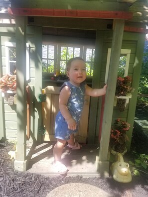 Garden - The Queen, A Victorian Bed & Breakfast (Bellefonte)