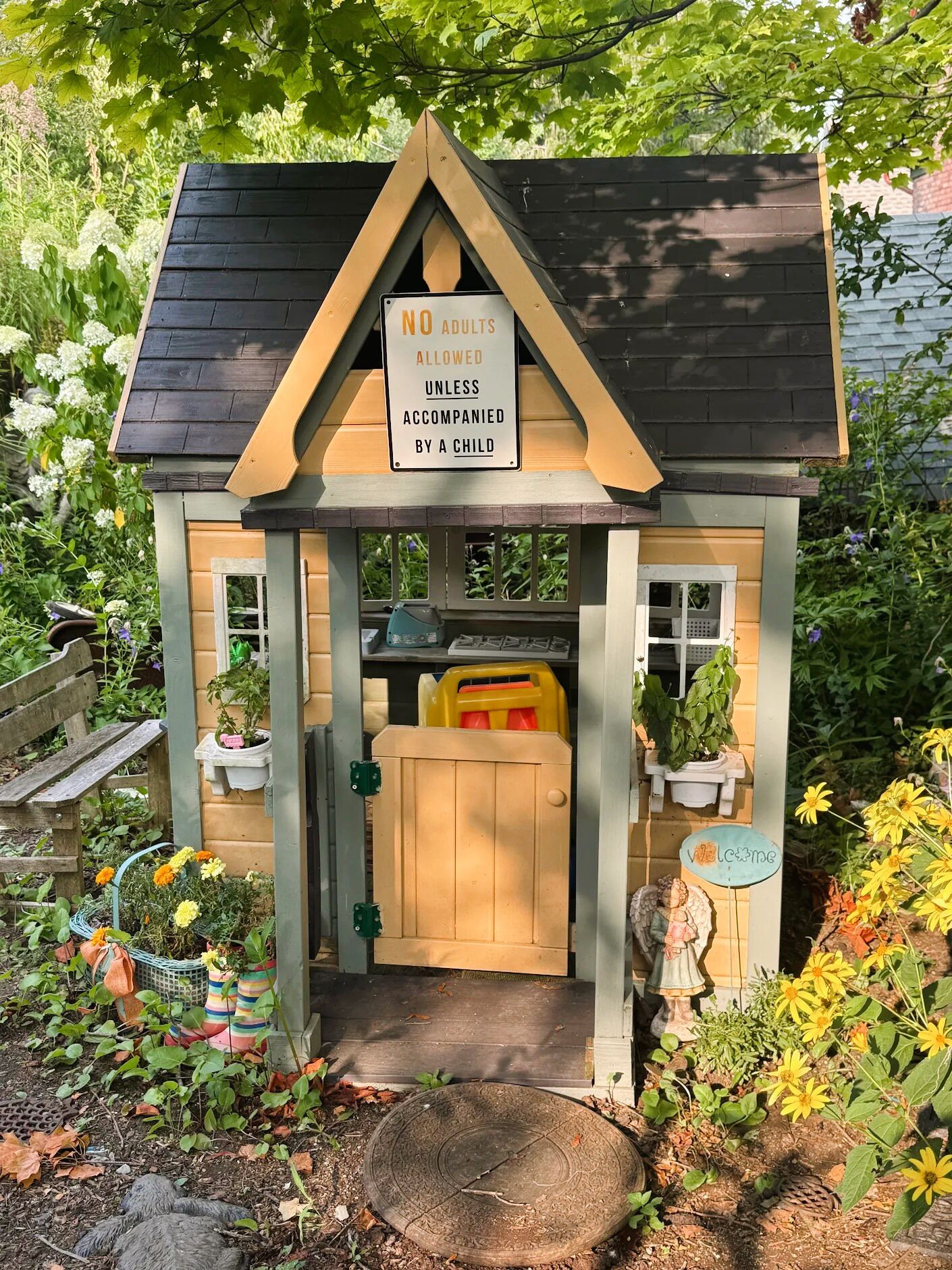 Eine kleine Holzhütte mit einem Schild, auf dem steht: 'Nur Kinder erlaubt, Erwachsene nur in Begleitung eines Kindes'.
