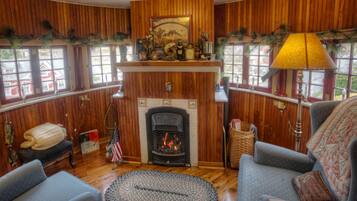 Chambre simple exécutive, 2 chambres, salle de bain privée (The Governor's Suite) | Aire de séjour | Téléviseur à écran plat, livres