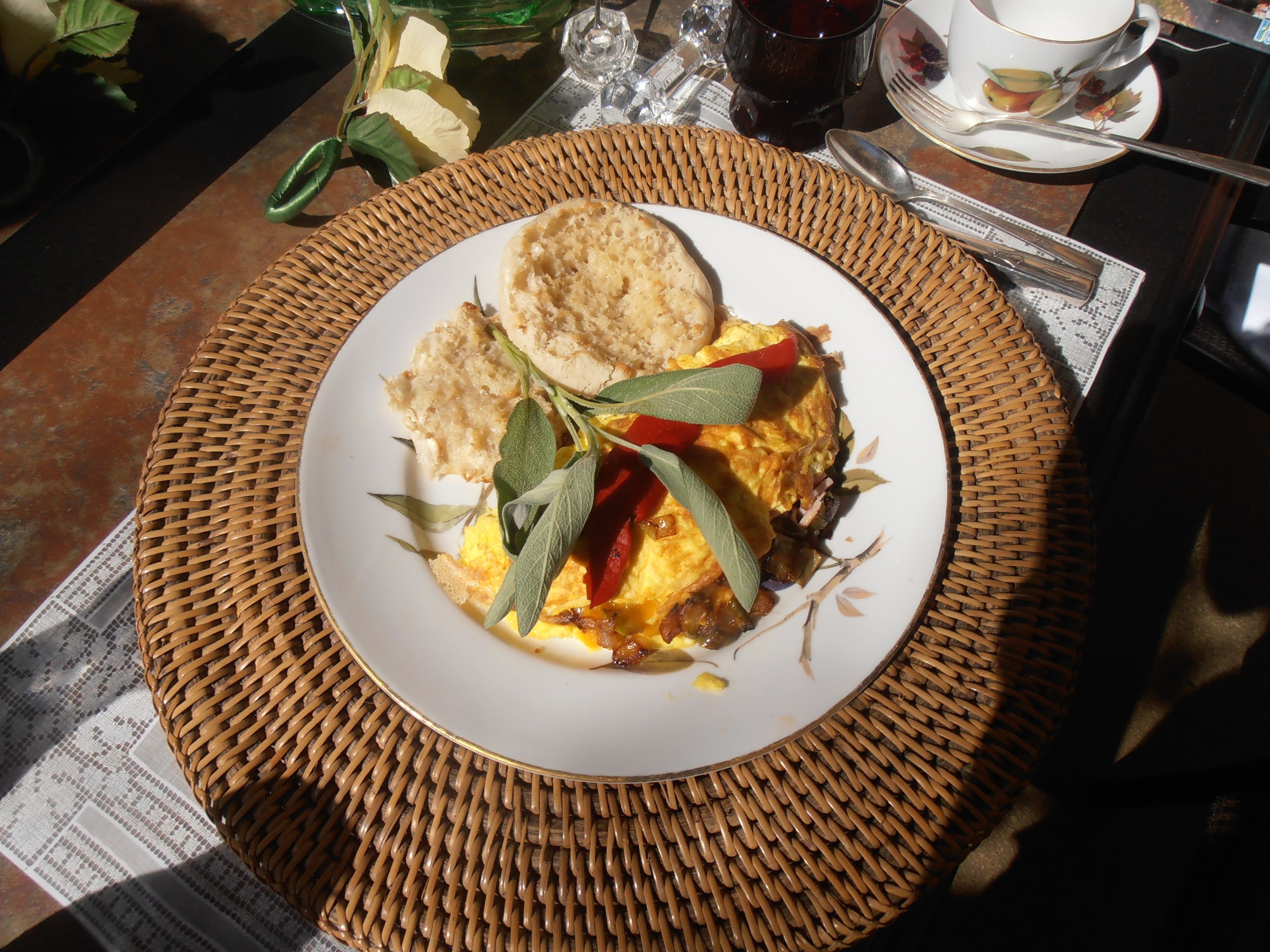 Um prato de comida com pão e um acompanhamento de legumes, sobre um jogo americano de palha.