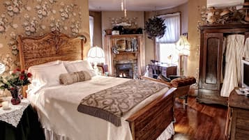Habitación romántica, 1 cama Queen size, baño privado (Anne's Room) | 1 habitación, ropa de cama de alta calidad y edredón