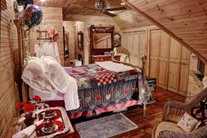 Habitación Confort, 1 cama de matrimonio, baño privado (Nanny's Attic) | 1 dormitorio, ropa de cama de alta calidad, edredones de plumas