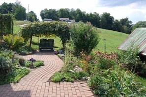 Property grounds - Garden Gate Get-A-Way Bed & Breakfast (Millersburg)