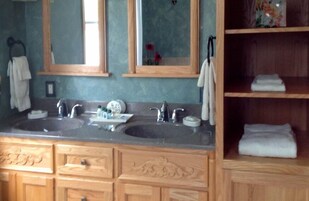 Spring's Desire Cottage | Bathroom | Free toiletries, bathrobes, towels